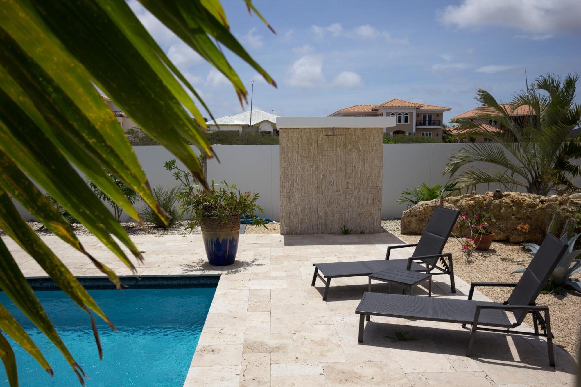 Goudhaen Luxury Private Apartments Jan Thiel Beach Экстерьер фото